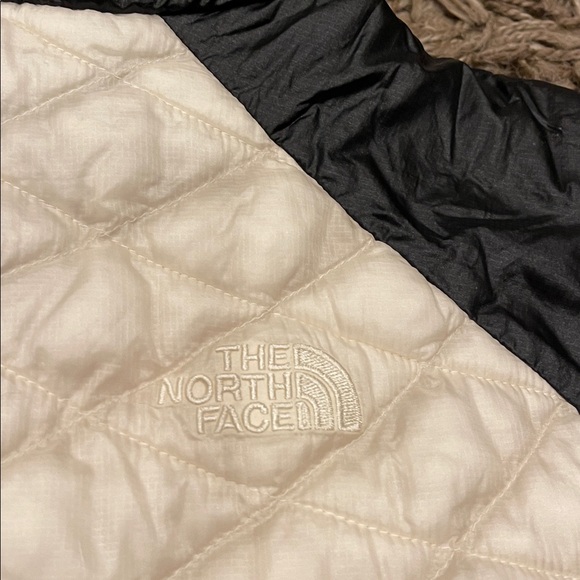 The North Face Women's Thermoball Vests Size Large - Picture 7 of 13